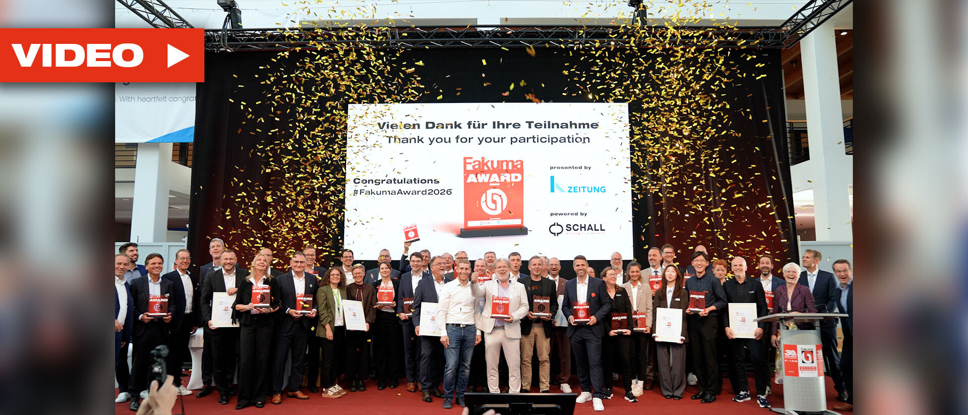 Fakuma Internationale Fachmesse für Kunststoffverarbeitung Fakuma 2026 Winner WEB uai Menschen beim Feiern mit dem Fakuma Award Preis